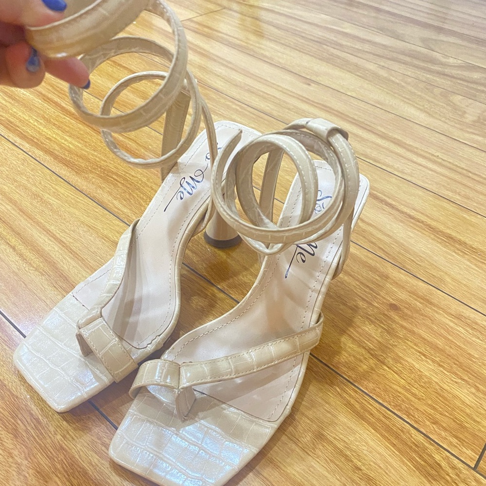 Super cute nude heels size 7 US IN woman